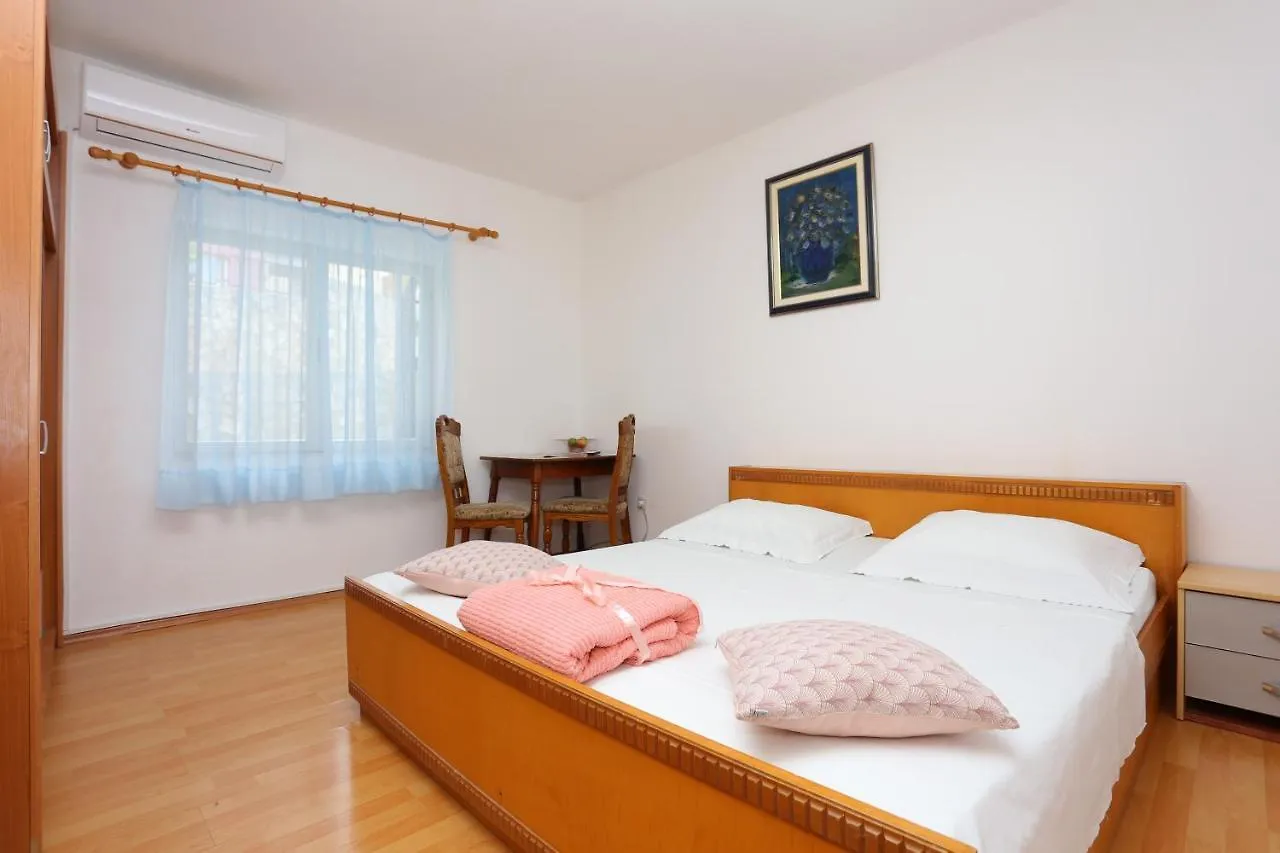Rooms With A Parking Space Split - 17766 2*,  Hırvatistan